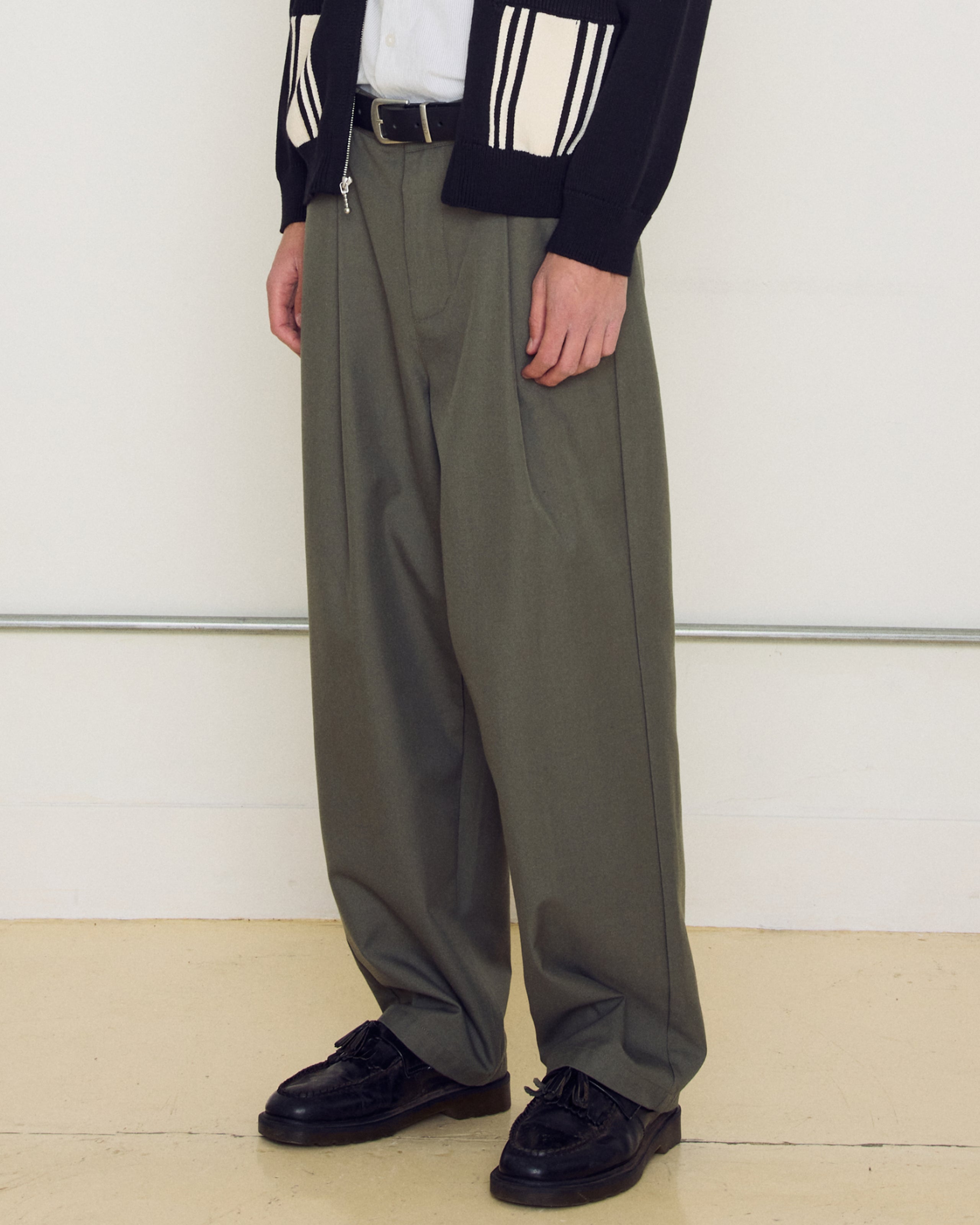 obey-dean-pleated-pant-tea-leaf (zoomed)