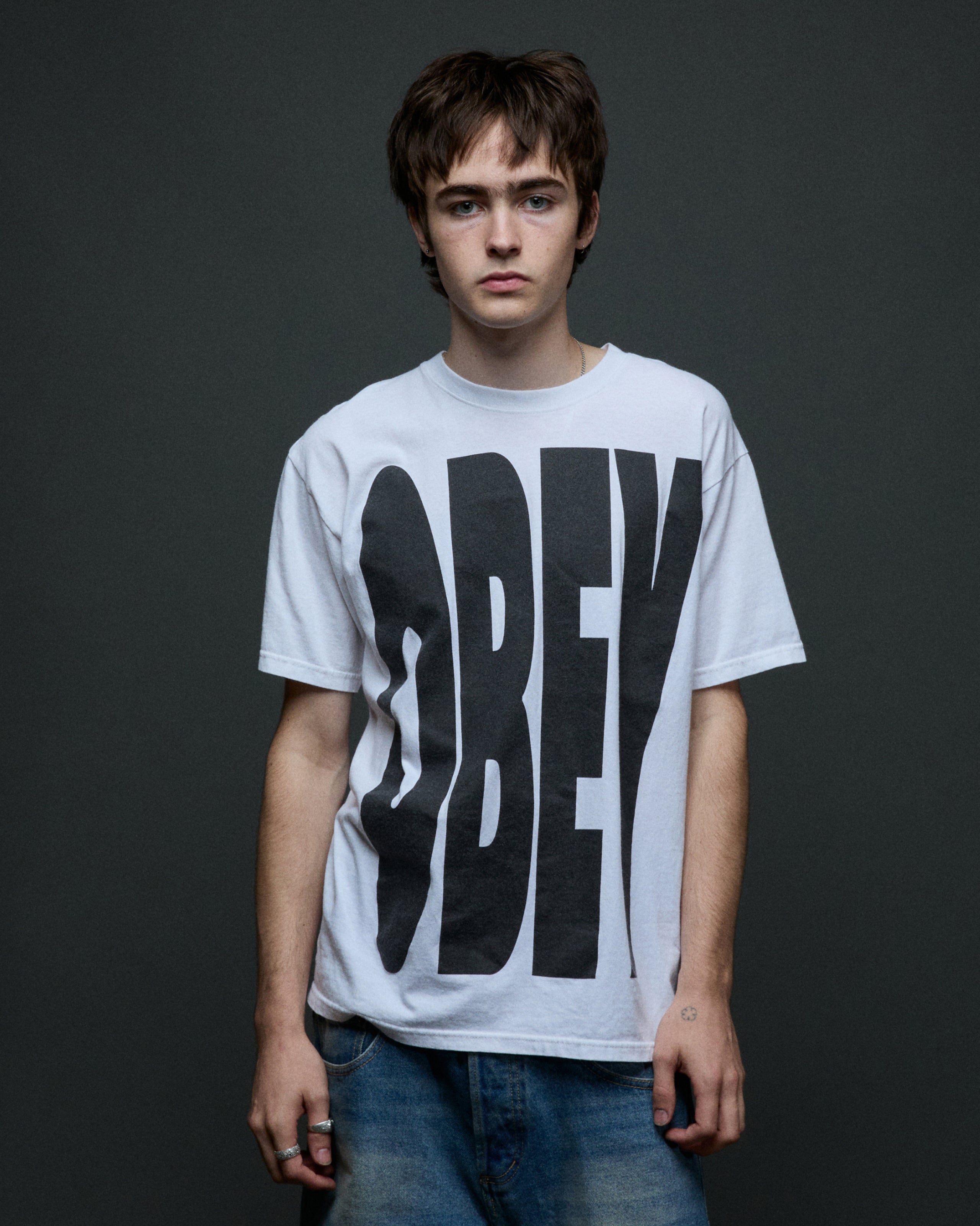obey-extended-oversized-t-shirt-white (zoomed)