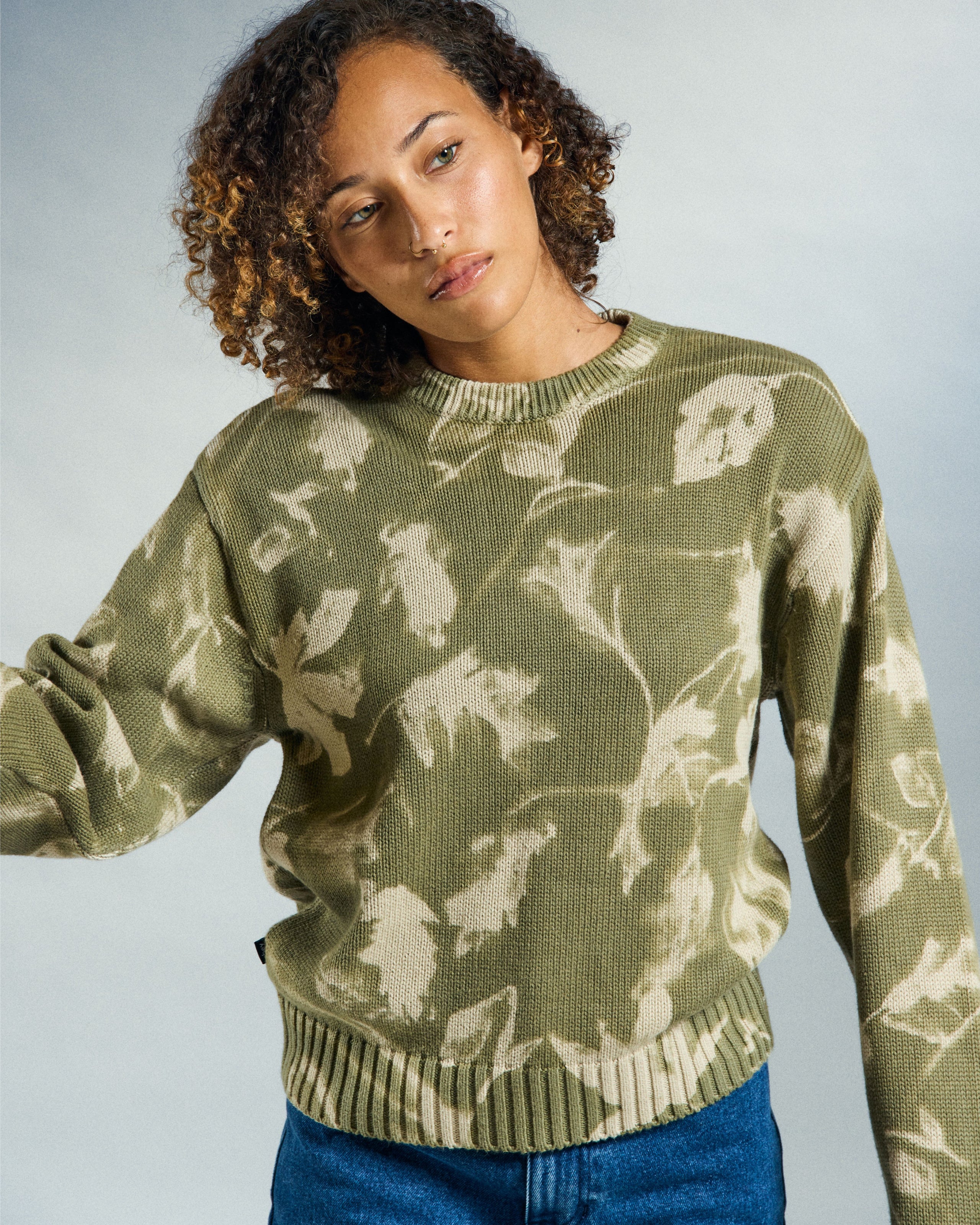 LEAVES CREW SWEATER (zoomed)